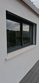Maisons neuves — Fenêtre vitrée donnant sur la terrasse vue extérieure